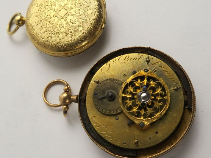 Montre de gousset en or ornée de perles (manques et accidents) On y jo