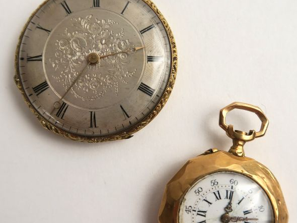 Montre de gousset de style Rocaille en or. On joint une montre de col 