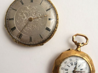 Vente aux enchères Montre de gousset de style Rocaille en or. On joint une montre de col 