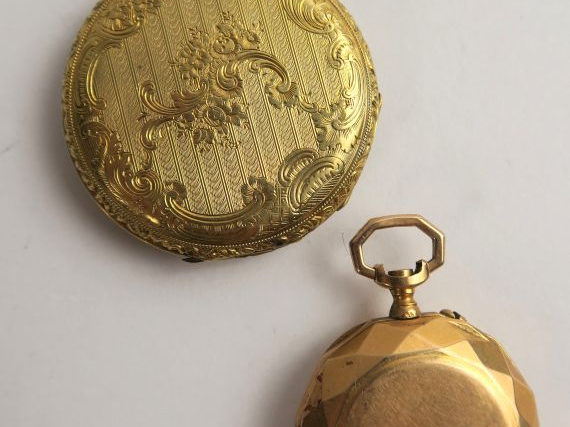 Montre de gousset de style Rocaille en or. On joint une montre de col 