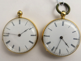 Vente aux enchères Deux montres de col en or.  Poids tel : 55.9 g (manque la bélière pour