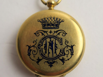 Vente aux enchères 	Montre de col en or à décor émaillé bleu. Poids tel : 24 g