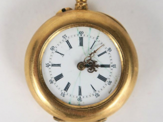 Vente aux enchères Montre de col en or. Poids : 18,6 g