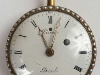Vente aux enchères Montre de gousset en or, entourage de perles. Poids tel : 95 g