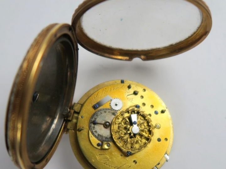 Montre de gousset en or, entourage de perles. Poids tel : 95 g