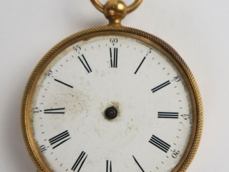 Vente aux enchères Montre de gousset accidentée en or. Poids tel : 48 g