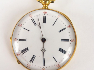 Vente aux enchères Montre de col en or, le verso émaillé à décor d'une croix. Poids tel :