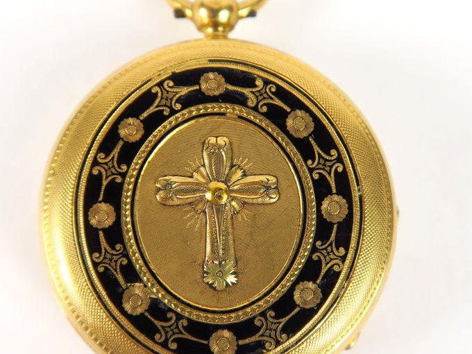 Montre de col en or, le verso émaillé à décor d'une croix. Poids tel :