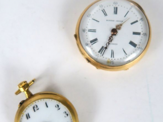 Vente aux enchères Deux montres de col en or. Poids tel : 41 g