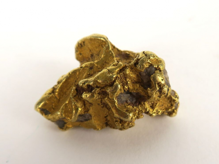 Pépite d’or de 3,8 cm de long. Poids : 51.8 g