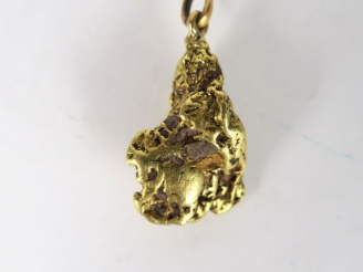 Vente aux enchères Pépite d'or montée en pendentif. Poids : 32 g