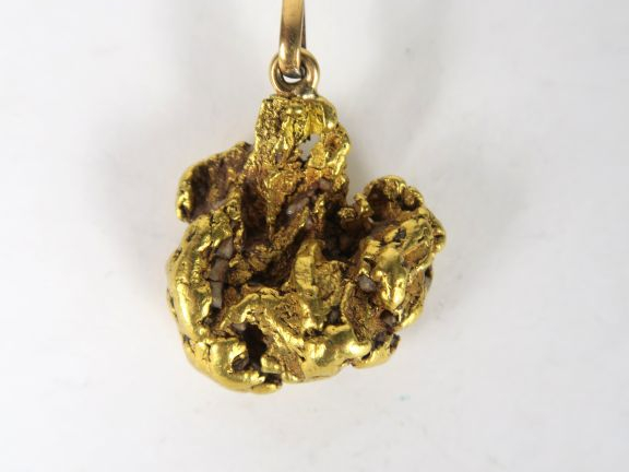 Pépite d'or montée en pendentif. Poids : 31,6 g