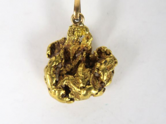 Vente aux enchères Pépite d'or montée en pendentif. Poids : 31,6 g