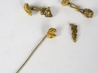 Vente aux enchères Epingle de cravate en métal doré, ornée d’une pépite d’or  On y joint 