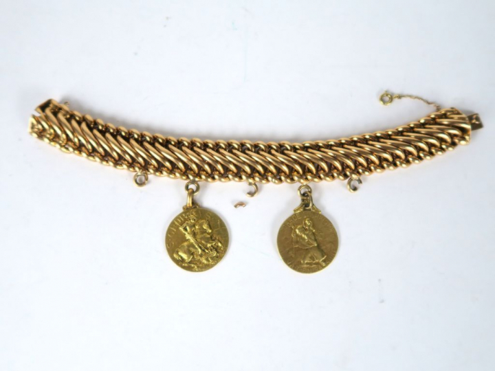 Bracelet maille gourmette en or, retenant deux médailles religieuses. 