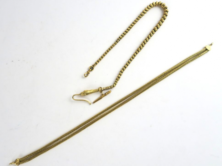 Deux giletières en or, l’une se terminant en tête de serpent, l’autre 