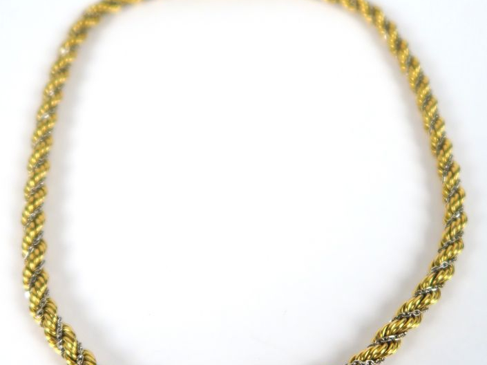 Collier en or deux tons, maille torsadée. Poids : 31 g