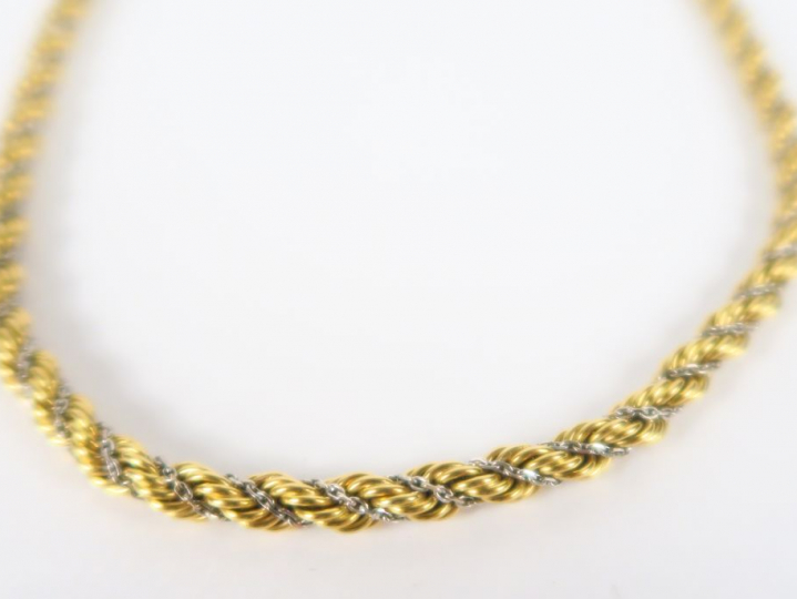 Collier en or deux tons, maille torsadée. Poids : 31 g