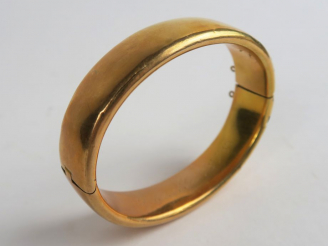 Vente aux enchères Bracelet manchette en or. Poids. 31,7 g