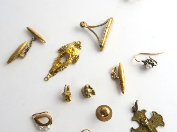 Lot d’or, comprenant des débris de bijoux, des dents, des boucles d’or
