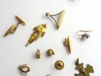 Vente aux enchères Lot d’or, comprenant des débris de bijoux, des dents, des boucles d’or