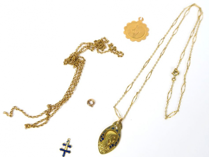Lot d'or comprenant deux chaines dont une accidentée, deux médailles, 