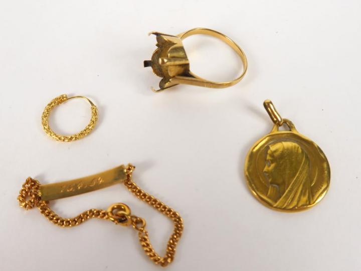 Lot d'or comprenant : une médaille, une gourmette d'enfant, une boucle