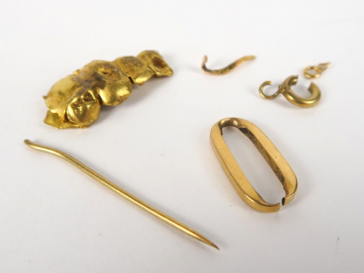 Débris de bijoux en or. Poids : 9,6 g