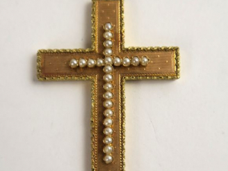 Vente aux enchères Grande croix en or, ornée de petites perles. Poids tel : 6,5 g