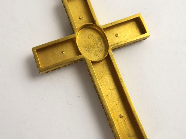 Grande croix en or, ornée de petites perles. Poids tel : 6,5 g