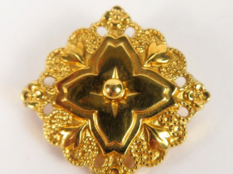 Vente aux enchères Petite broche en or ajouré. Poids  : 2,2 g