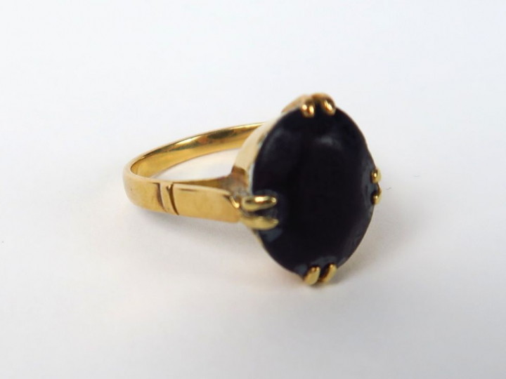Bague en or, ornée d'une pierre noire (usures). Poids tel : 4,2 g