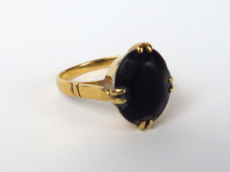 Vente aux enchères Bague en or, ornée d'une pierre noire (usures). Poids tel : 4,2 g