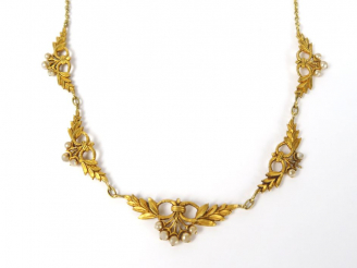 Vente aux enchères Collier draperie 1900 en or et perles. Poids tel : 7 g (manque une pet