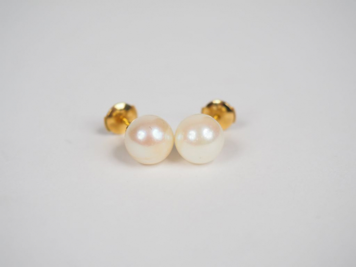 Paire de puces d'oreilles en or, ornées de perles.  Poids tel. 2,7 g