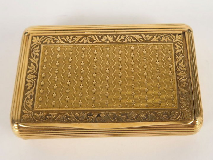 Boite de style Louis XVI en or, à décor de rinceaux feuillagés. Traces