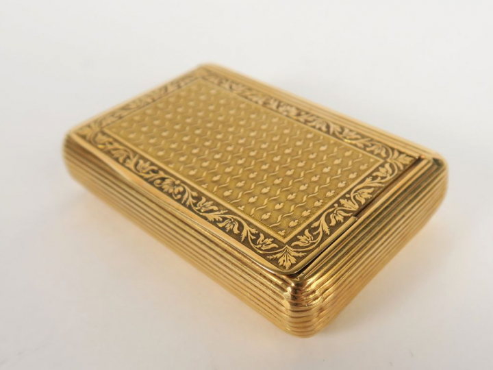 Boite de style Louis XVI en or, à décor de rinceaux feuillagés. Traces