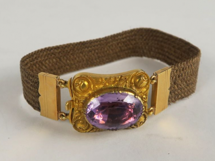 Bracelet XIXe en cheveux tressés, orné sur le fermoir en or d’une amét