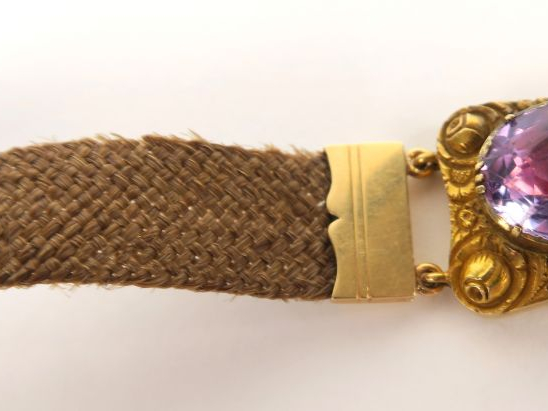 Bracelet XIXe en cheveux tressés, orné sur le fermoir en or d’une amét