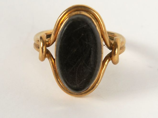 Bague XIXe en or, retenant sous un verre une mèche de cheveux. Poids t