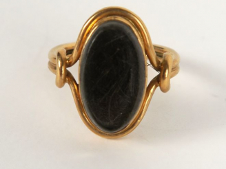 Vente aux enchères Bague XIXe en or, retenant sous un verre une mèche de cheveux. Poids t