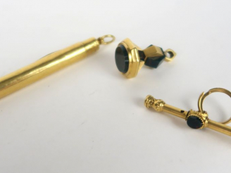 Vente aux enchères Ensemble comprenant trois éléments de chatelaine : -un cachet et un re