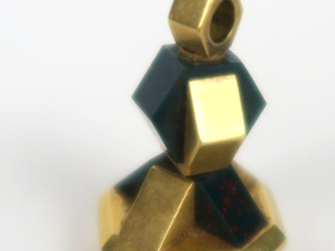 Ensemble comprenant trois éléments de chatelaine : -un cachet et un re