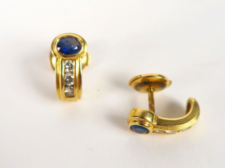 Paire de boucles d'oreilles en or jaune, serties de saphirs et de peti