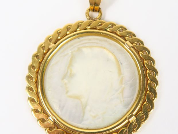 Médaille en nacre, monture en or ajouré. Poids tel : 7 g