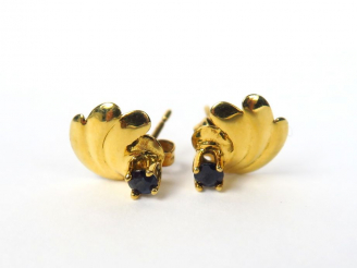 Vente aux enchères Paire de perce-oreilles en or jaune et saphirs. Poids tel : 1,2 g