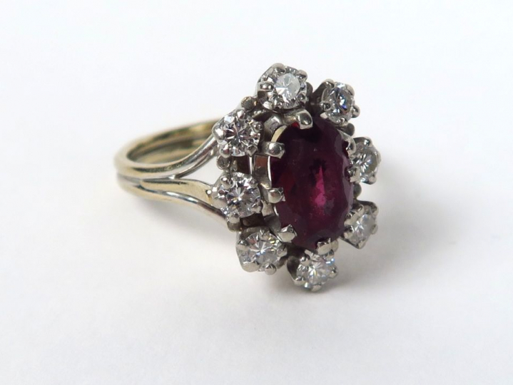 Bague en or blanc, ornée d'un rubis (usure importante), dans un entour