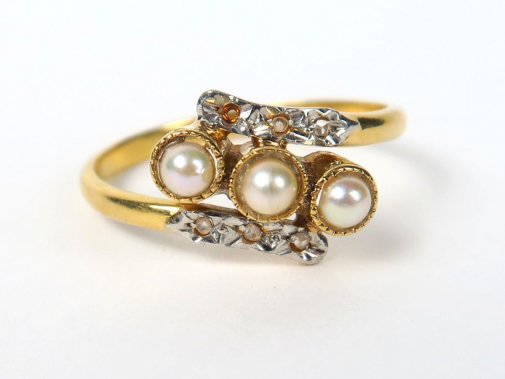 Bague en or jaune, ornée de trois perles. 2,7 g