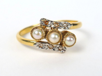 Vente aux enchères Bague en or jaune, ornée de trois perles. 2,7 g