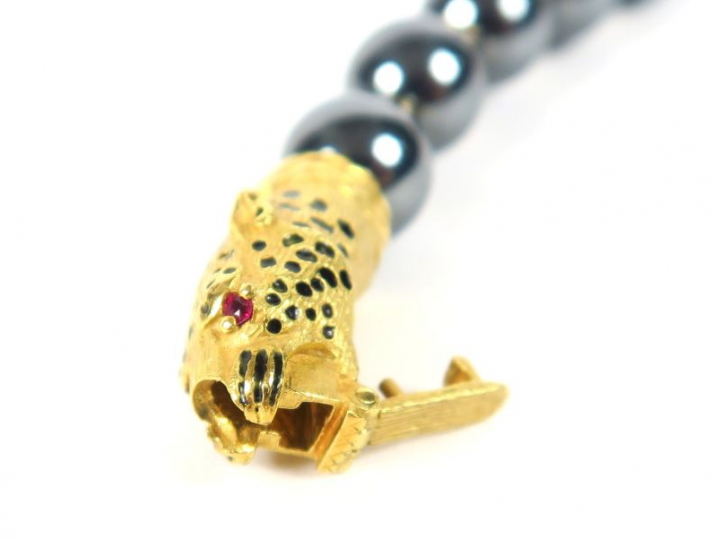 Collier de 49 perles grises, séparées par de petites perles en or. Bea